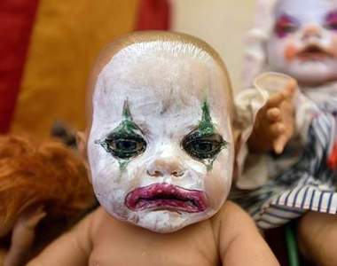 夫妻倆籌辦的萬聖小展覽《恐怖娃娃屋》上千個血腥詭異的娃娃在等你光臨...