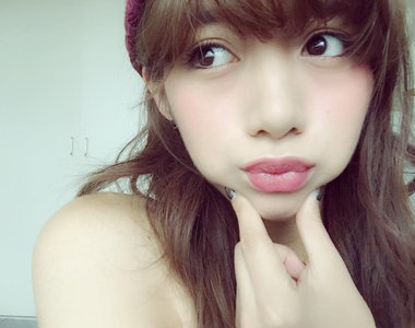 《捏臉頰自拍式》自拍女神池田依來沙帶起新流行