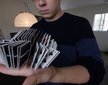 撲克牌《花式洗牌高手》Zach Mueller 夯到日本拍信用卡廣告