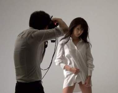 前No.1酒店孃《神室舞衣》首本寫真集 PIECE綾部變身攝影師掌鏡