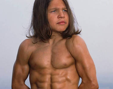 健身少年《小海克力士》長大了 現在變成了什麼樣子呢？