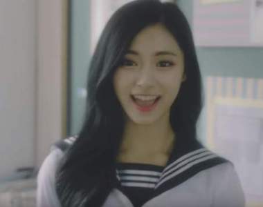 TWICE《CHEER UP》活力釋出　子瑜化身清純學生妹X氣質女伶♥