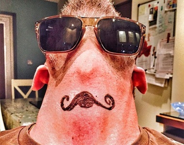 讓人略感不適的自拍流行《鬍子變頭髮》這不是小鬼大間諜裡的大拇哥嗎？