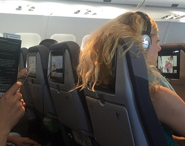 《飛機上的惱人行為》不要用頭髮擋住我的螢幕阿......