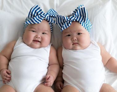 雙胞胎嬰兒《Momo Twins》可愛的照片裡還有爸媽滿滿的愛～