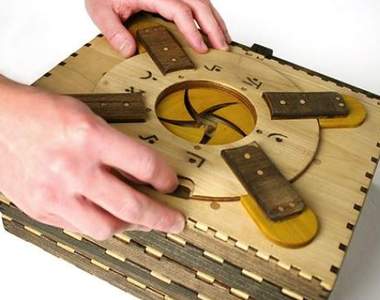 《解謎機關書Codex Silenda》要動腦猜謎解鎖才可以看下一頁