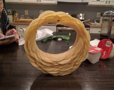 推特流行《洋芋片環疊疊樂》享受零食之前其實可以先來個立體擺盤(誤)