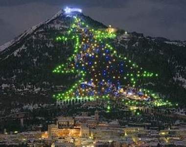 一次看完《世界各國聖誕樹》直接用整座山當聖誕樹也太狂啦～