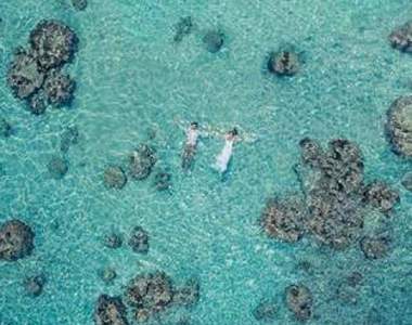 《用無人機拍的婚紗照》就是要讓整個風景都被閃到♥（戴墨鏡）