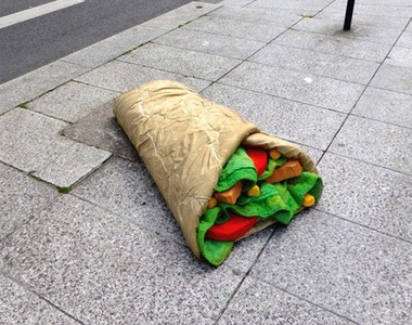街頭藝術《舊床墊變巨大美食》讓路人看得口水直流(⊙﹃⊙)