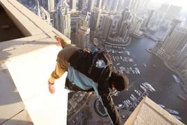 《喜歡高處的男人Oleg Cricket》只要一步沒踩好就掰掰了...