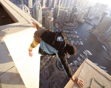 《喜歡高處的男人Oleg Cricket》只要一步沒踩好就掰掰了...