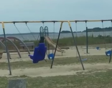 詭異《看不到的遊玩者》只有一個鞦韆一直搖啊搖～