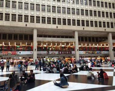 日本遊客研究《台北車站坐地板族》黑白格子真的有差別？