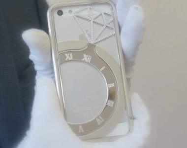 相撲轉播的《4百萬鑲鑽金手機殼》是真貨還是假貨？有那麼重要嗎……