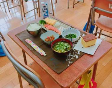 教室裡的另類慶生《早餐驚喜》定番的零食背包進化成了手作料理ww