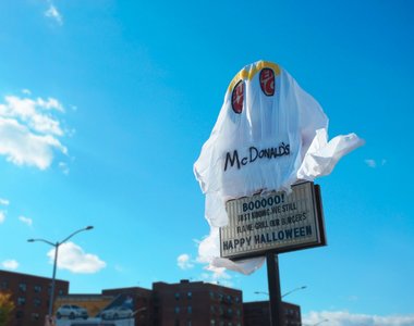 萬聖節玩笑《漢堡王偽裝成麥當勞》這偽裝也太逗趣了wwww