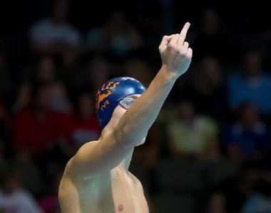 《開賽前一定比中指》游泳選手 原來是老爸傳授的作戰心法？