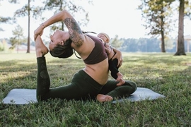 《用瑜珈姿勢餵母乳》超人媽媽們充滿母性光輝的自然美