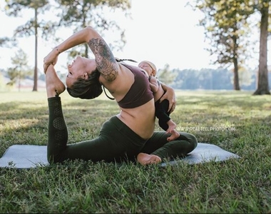 《用瑜珈姿勢餵母乳》超人媽媽們充滿母性光輝的自然美