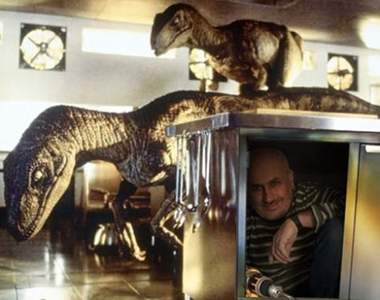 超爆笑改圖《櫃子裡的男人》一不小心就被恐龍追惹(笑)