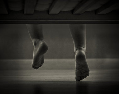 鬼故事《床底下的朋友》床底下到底有什麼.........