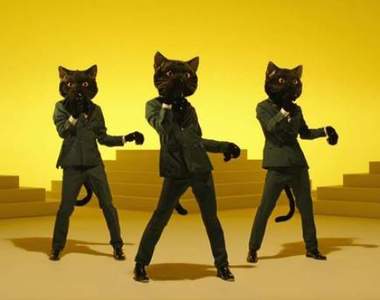 日本黑貓宅急便40周年《踩到貓咪了》亮點是黑貓西裝舞者的姚嬈舞姿♥