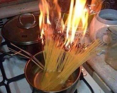 《喝醉後請遠離廚房》這已經不是暗黑料理而是公共危險了...