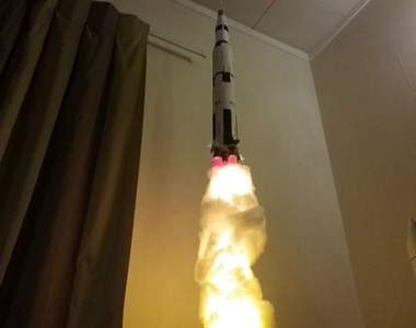 網友自製《火箭升空檯燈》高還原的噴發火焰讓男人浪漫大爆發啦～✧