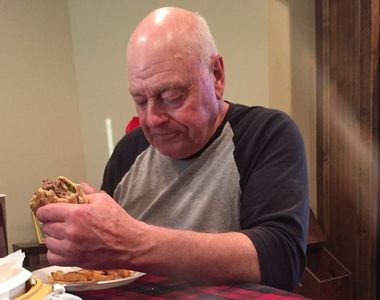 《做漢堡的孤單爺爺》完美結局讓大家都笑了