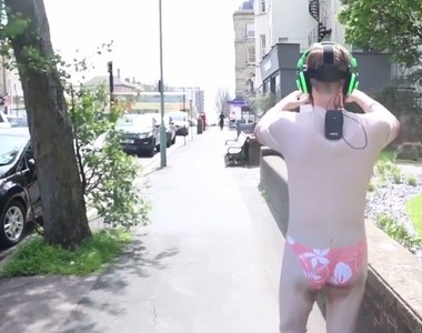 超紅實況主《公開場合體驗虛擬實境》大家都用驚奇的眼神看著他...