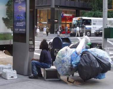 當街打手槍《LinkNYC變成街友的AV播放器》市民打爆投訴電話…