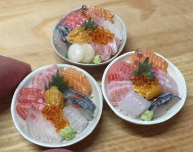 超正海鮮丼但是《不能吃的微型美食》神手用黏土做的啦～