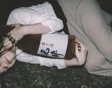 《一升瓶抱枕》抱著酒瓶就能體驗擬似酒醉的感覺