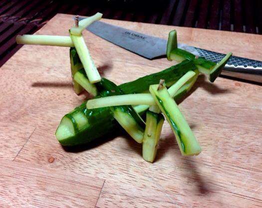 робот из огурца. фигурки из огурца. салат стоунхендж из соленых огурцов. салат стоунхендж из огурцов. фигурки из огурца для украшения.