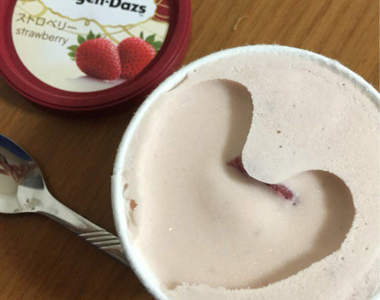 《哈根達斯的蓋中祕密》開蓋後的愛心凹洞也預告著幸福的到來?