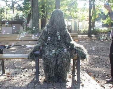 《穿著偽裝服出門亂晃的結果》自己愛耍白目就要自己付出代價……