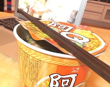 《阿Q死黨點播台》追阿Q台長直播,不配泡麵要配啥?