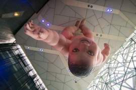 《進擊的巨嬰》墨爾本聯邦廣場出現從天而降的巨大嬰兒！？
