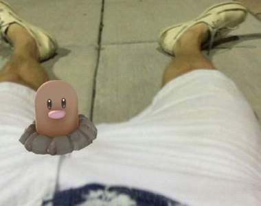 《在意想不到的地方抓精靈寶可夢》我在跨下抓到一隻......地鼠？