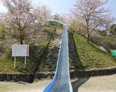 日本愛媛《事故等級危險溜滑梯》搭配下雨天還會有滑水道效果...