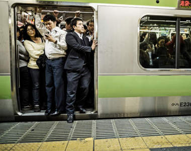 《日本最擠的電車路線Top 10》你也體驗過這恐怖的通勤地獄嗎...