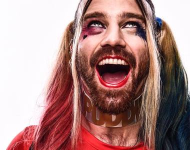 《今年最狂小丑女》胯下都快把熱褲撐破啦w