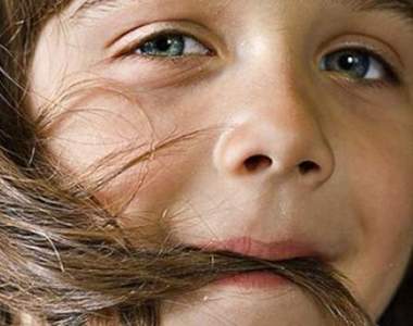 坐飛機時《長髮的人坐在你前面》抱歉這裡不需要視線阻擋和餐點加料的服務...