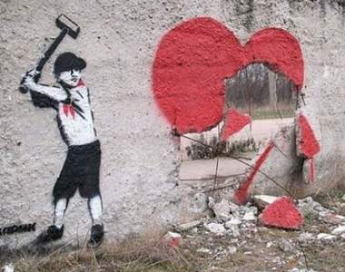 《表現社會問題的匿名街頭塗鴉》現在從電視裡掉出的東西都是......