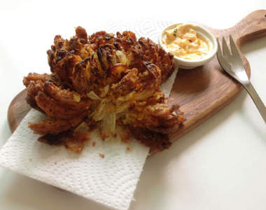 快速料理《酥炸洋蔥花》只要15分鐘就能輕鬆搞定