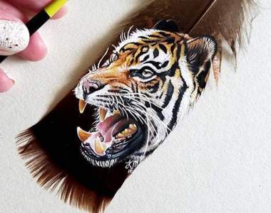 《羽毛動物肖像》在難駕馭的特殊質地上也能畫出超逼真的動物（拇指）