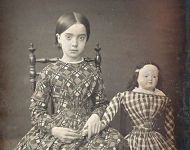 老照片《女孩與洋娃娃》分不清誰是人類誰是人偶了...