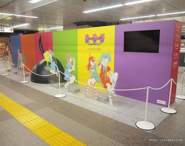 秋葉原站的《物語系列展覽》在站內就可以看的到了唷