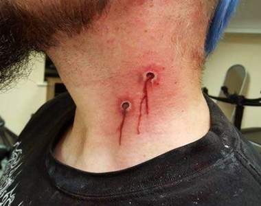 流血注意！《被吸血刺青》刺這樣走在路上包準被人關切 Σ(ﾟДﾟ;）